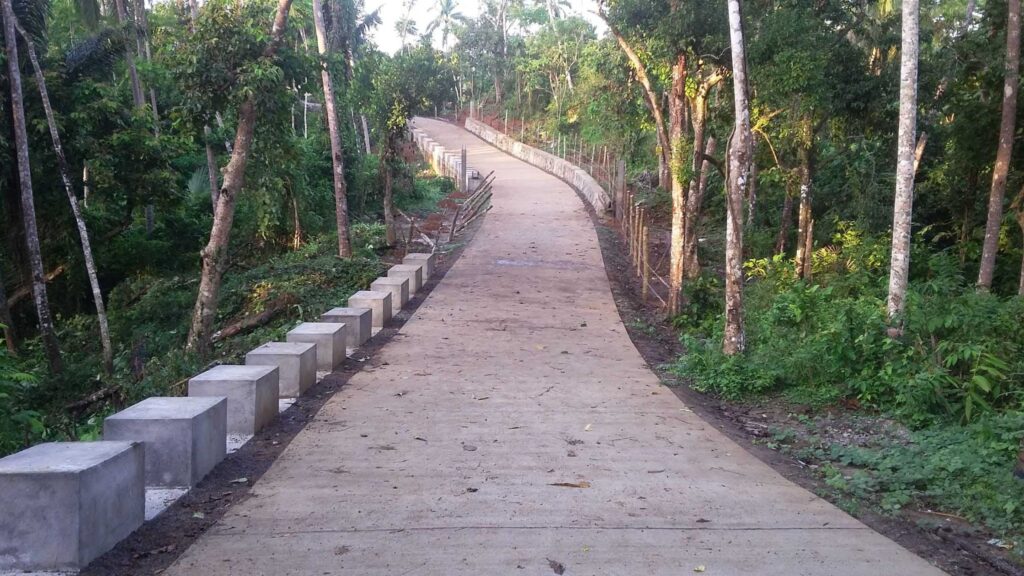 Concrete path way to Hulugan falls